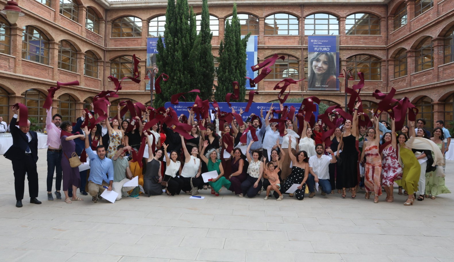 La CEU UAO gradua una nova promoció d’estudiants de màsters i postgraus
